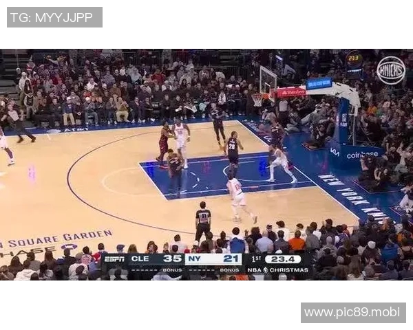 强硬！布伦森三分落地踩脚轻微扭伤，暂停后跺跺脚继续出战